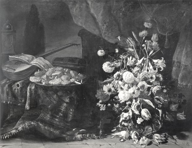 Anonimo — Recco Giuseppe - sec. XVII - Natura morta con vaso di fiori, strumenti musicali e vassoio di dolci su un tappeto — insieme